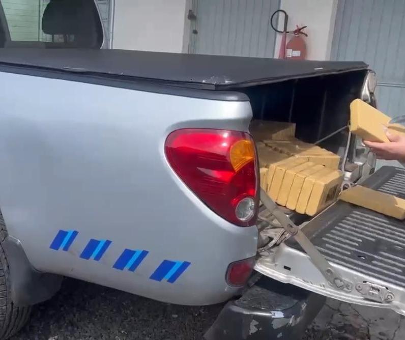 Drogas e eletrônicos são apreendidos em caminhonete falsa da Receita em Guarapuava