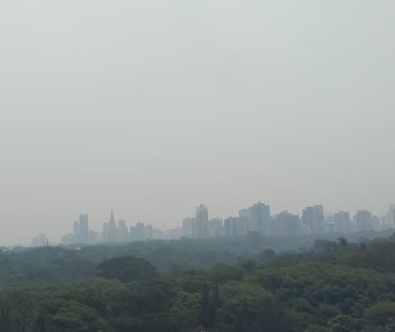 Céu de Maringá é coberto por 'fumaça' e chama atenção 