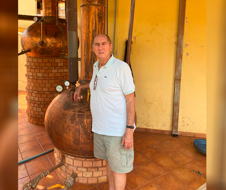 Na aposentadoria, economista realiza um sonho: produzir cachaça artesanal