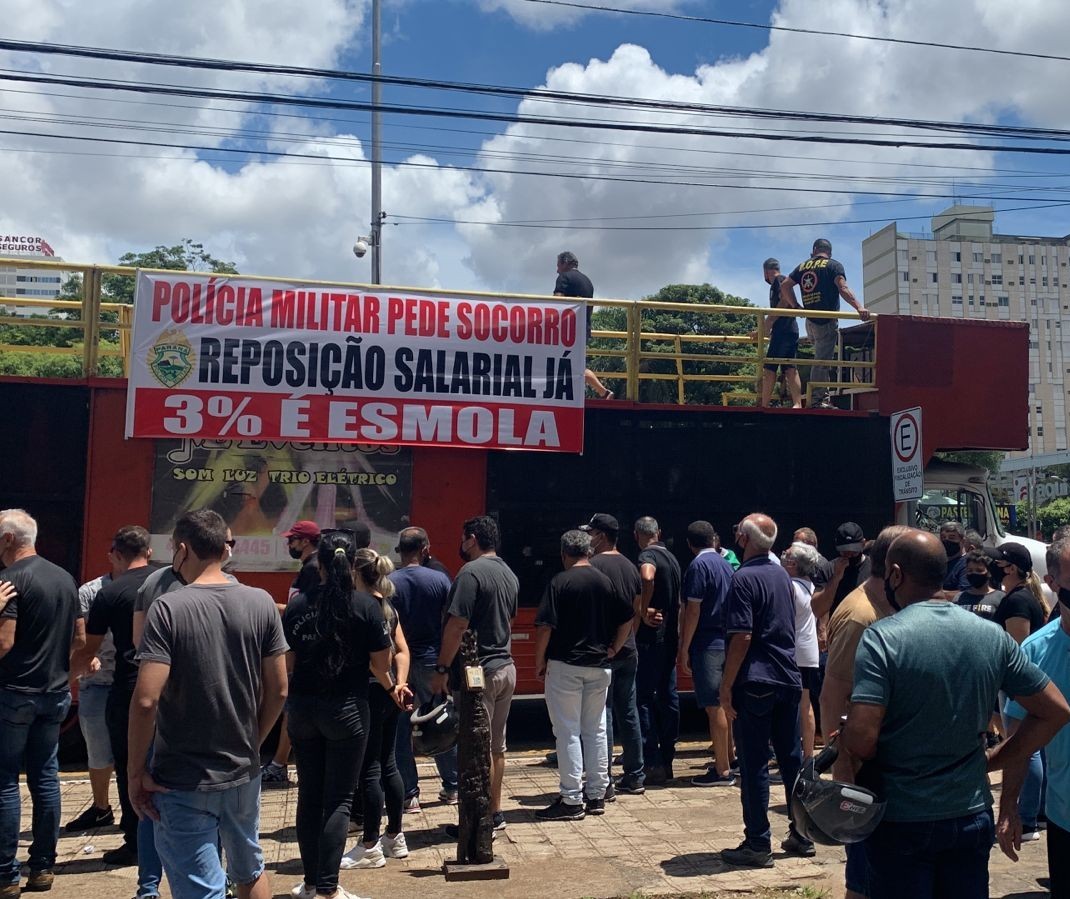 Policiais pedem reposição de perdas salariais em manifestação no centro de Maringá