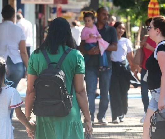 Horário especial do comércio começa na próxima semana em Maringá