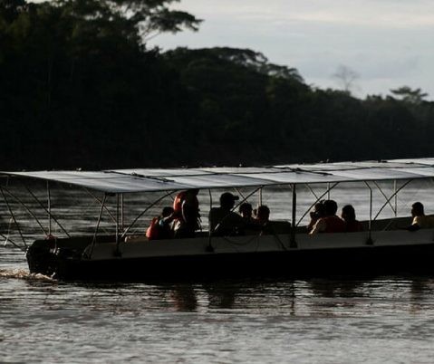 Canoa solar ajuda comunidade a navegar sem gasolina na Amazônia