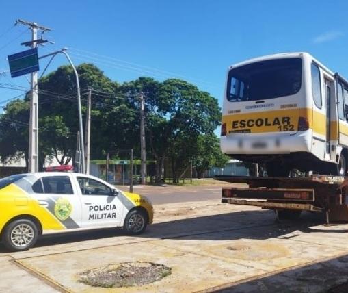 Polícia cumpre mandado de penhora e apreende micro-ônibus escolar