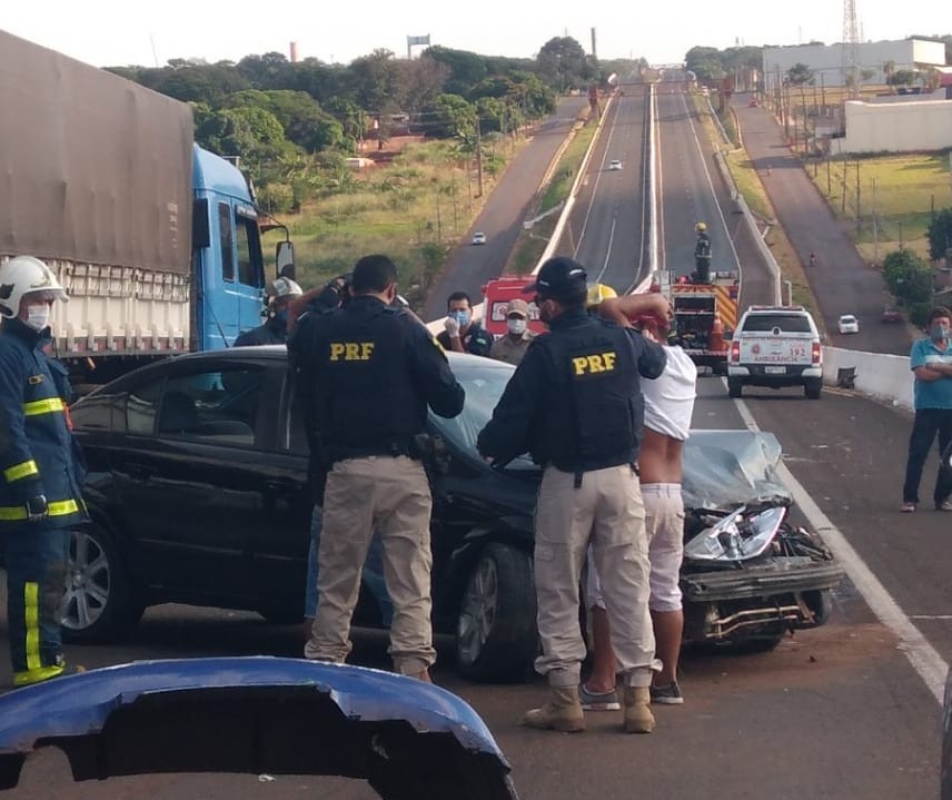 Motorista embriagado provoca acidente com ferido no Contorno Norte; dois são presos