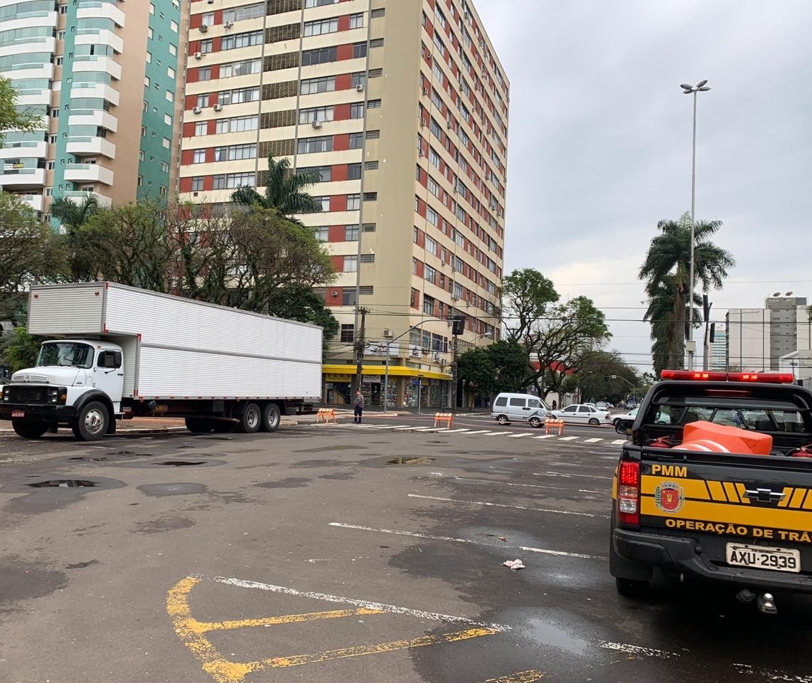 Estacionamento da praça da Prefeitura de Maringá é interditado