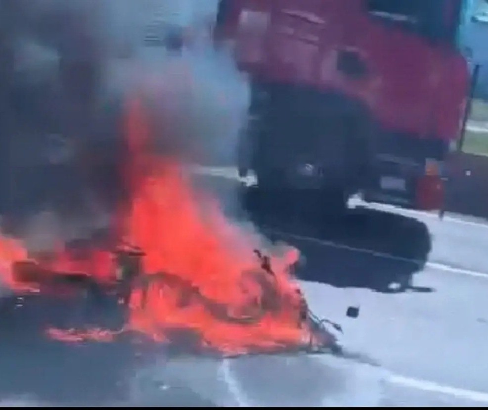 Moto explode após bater contra carro em Sarandi