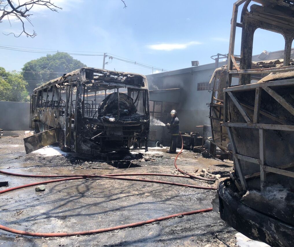 Ônibus são destruídos após incêndio em garagem em Paranavaí