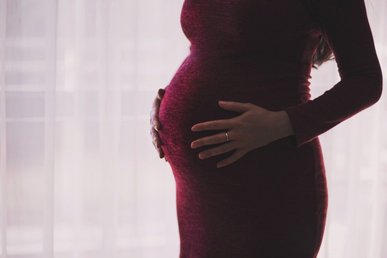 Servidora grávida não sabe em que hospital vai ganhar o bebê