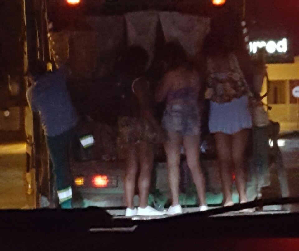 Mulheres são flagradas dançando em cima de caminhão da Semusp de Maringá