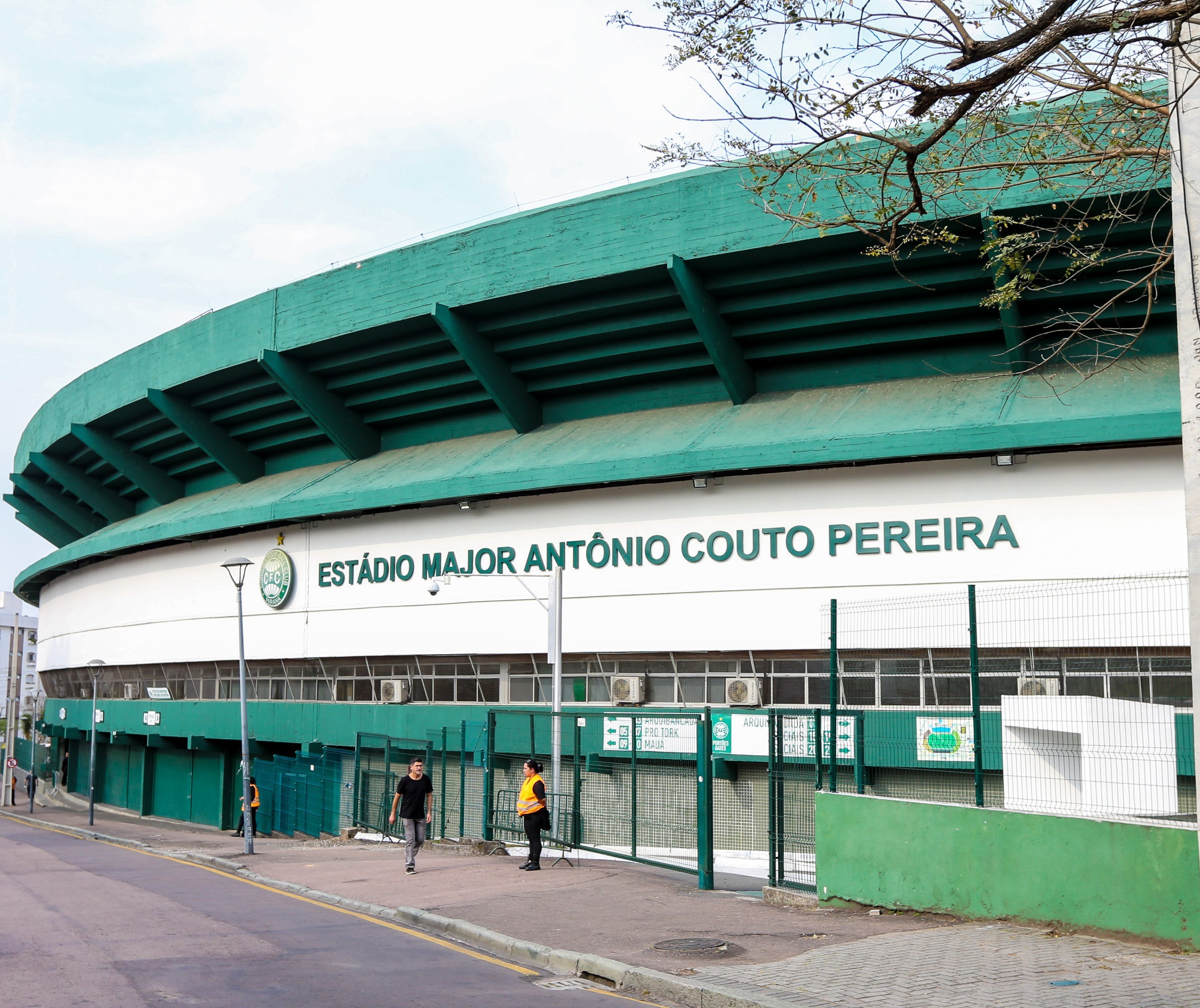 Jogo entre Coritiba e Palmeiras é marcado por briga entre torcidas 