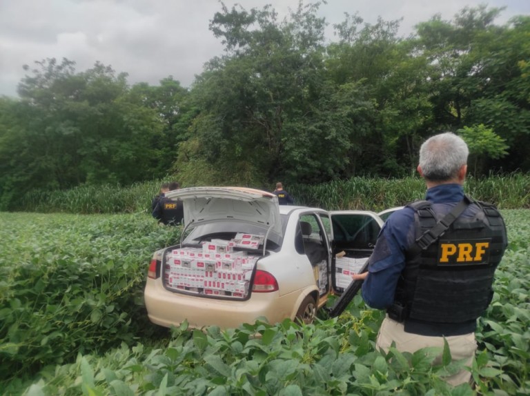 Polícia apreende veículo com placas de Maringá abarrotado de cigarros contrabandeados do Paraguai