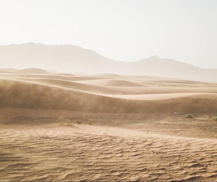 Caixa coleta água no ar do deserto