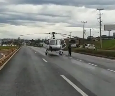 Policial ‘briga’ com equipe do Samu de Maringá por pouso de helicóptero em rodovia; vídeo