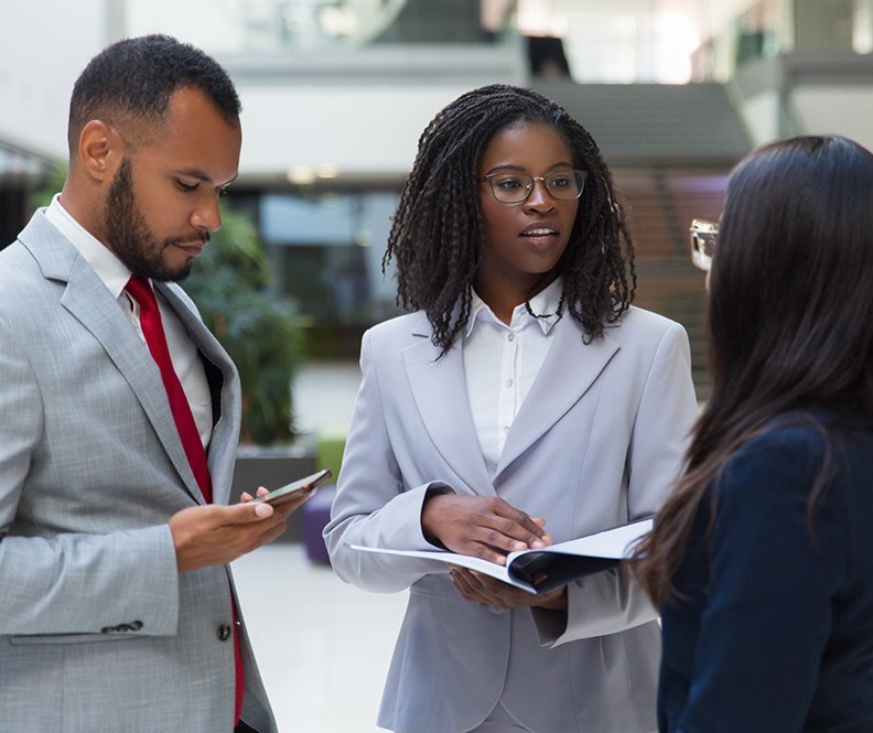 Para combater o preconceito, empresas investem em diversidade