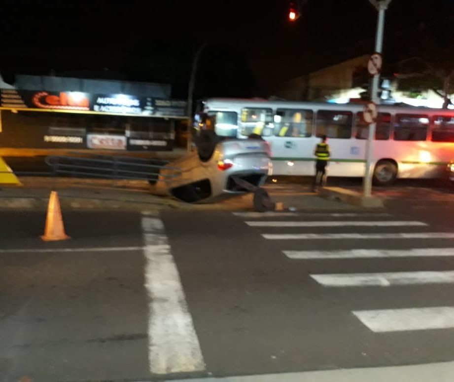 Colisão entre carro e ônibus, em Maringá, deixa três pessoas feridas