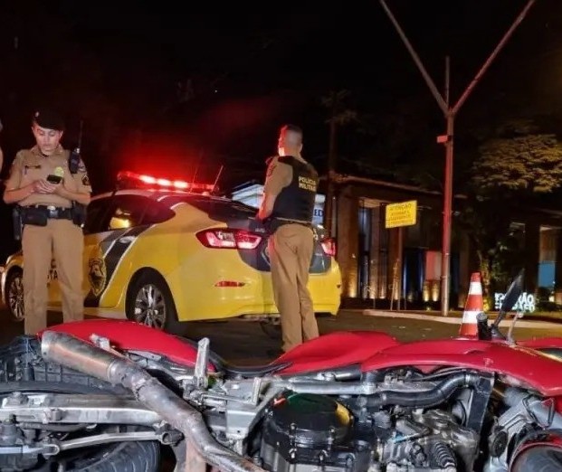 Colisão entre carro e moto deixa estudante ferido em Maringá