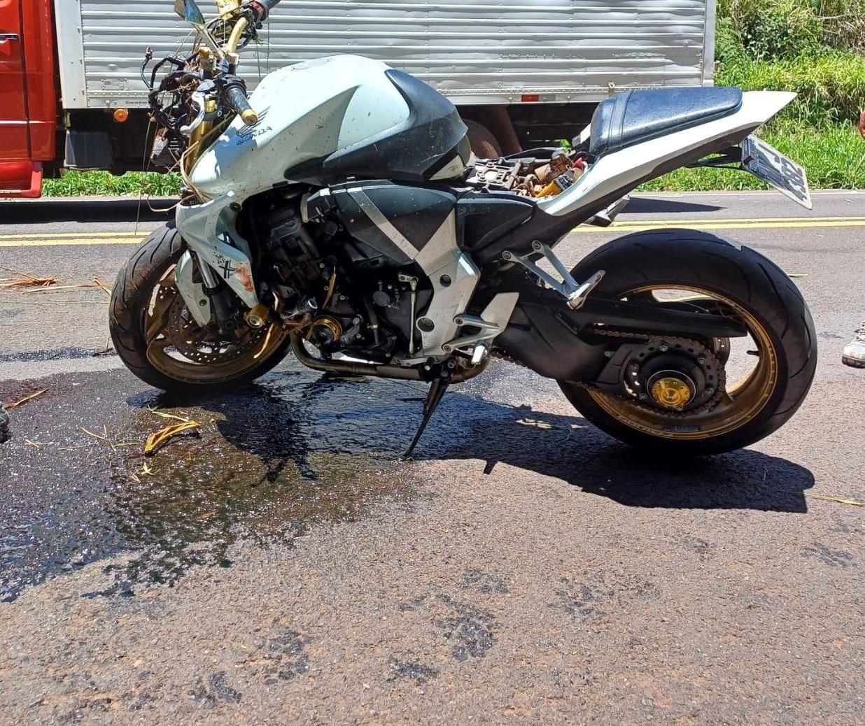 Motociclista morre ao se chocar com carro que viajava na mesma direção