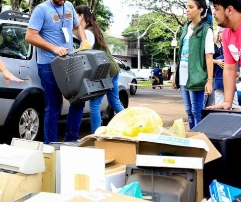 Maringá Recicla recolhe materiais inservíveis em frente à Catedral neste sábado (3)
