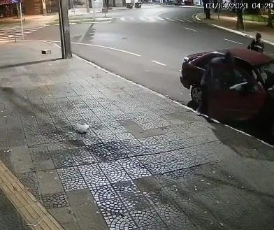 Câmera de segurança registra momento em que carro é furtado em Maringá