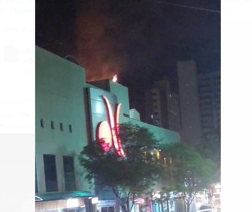 Incêndio em shopping center mobiliza equipes dos bombeiros em Maringá