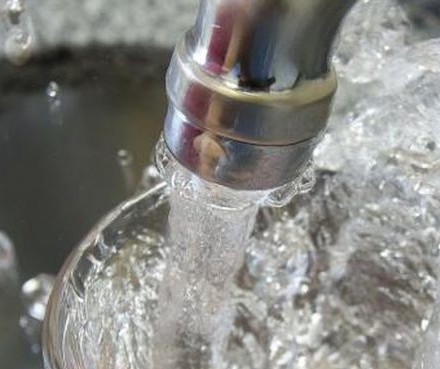 Na pandemia as pessoas estão bebendo menos água, diz nefrologista
