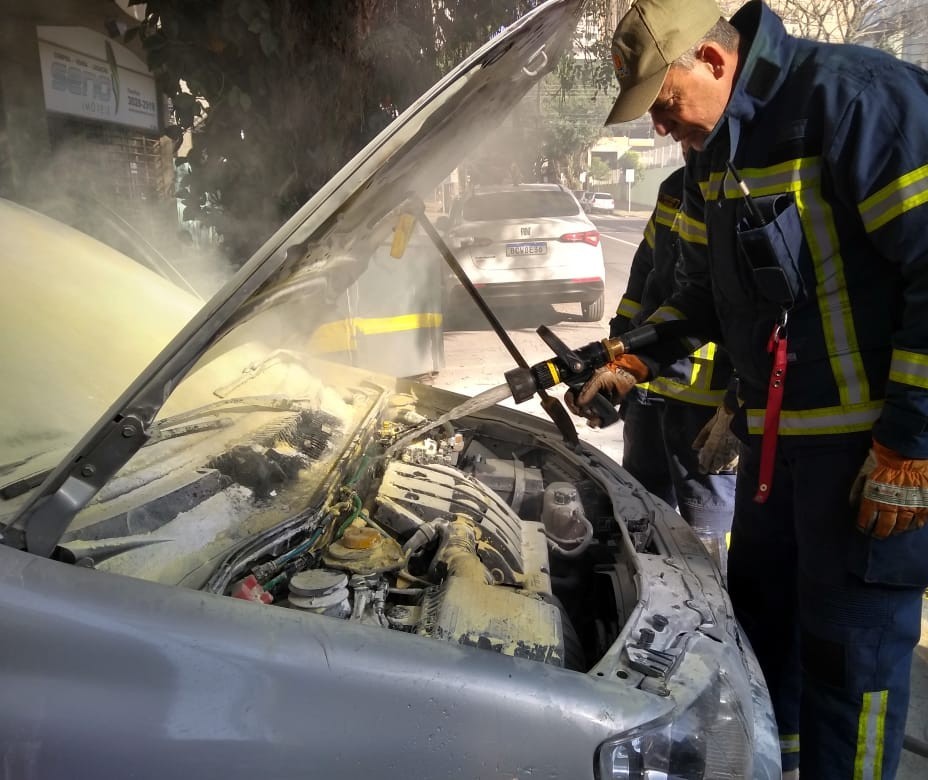 Veículo pega fogo em garagem de prédio na rua Santos Dumont