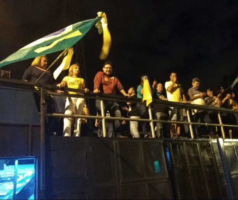 Vitoriosos nas urnas, eleitores de Bolsonaro comemoram