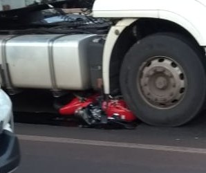 Motociclista morre em acidente na Avenida Colombo