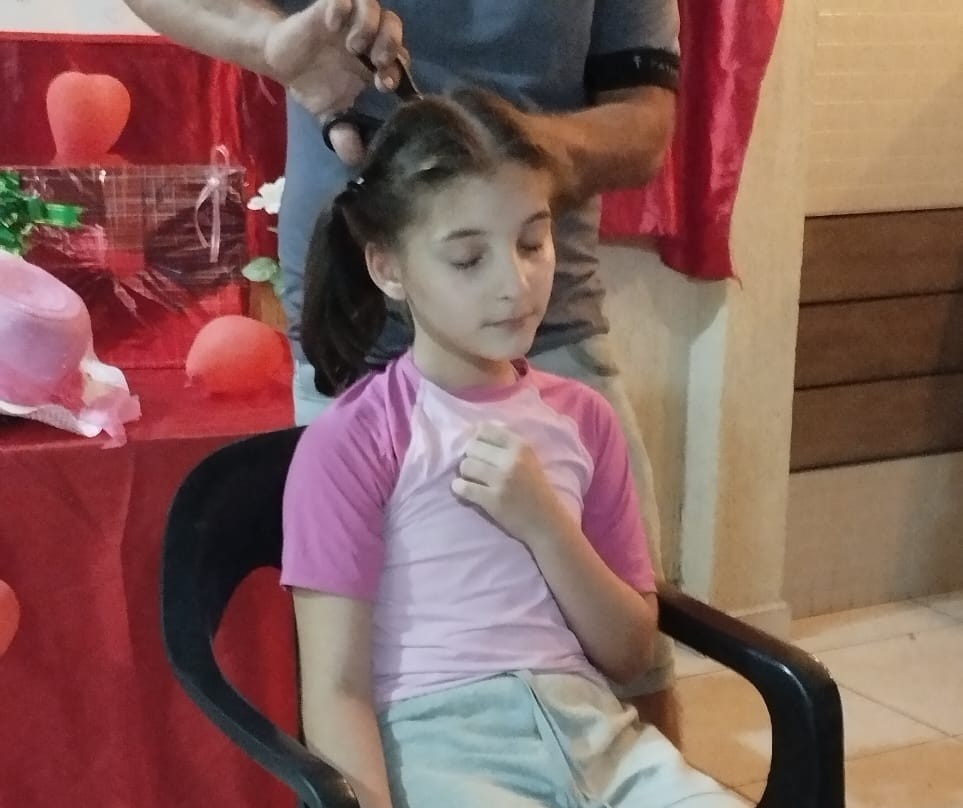 Menina de 10 anos raspa cabelo em homenagem à avó com câncer 
