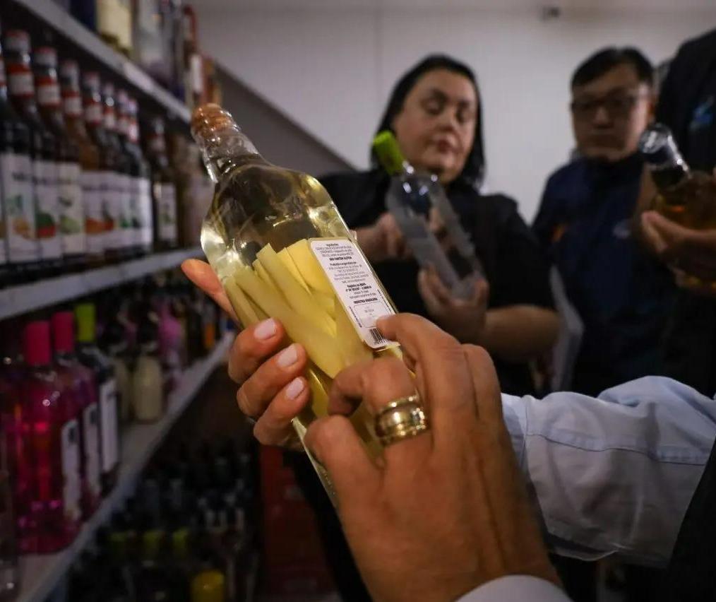 Mais de 110 garrafas de bebidas com indicativo de falsificação são apreendidas em Maringá