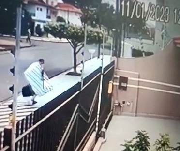 Câmera flagra ladrão invadindo casa durante o dia e furtando objetos em Maringá