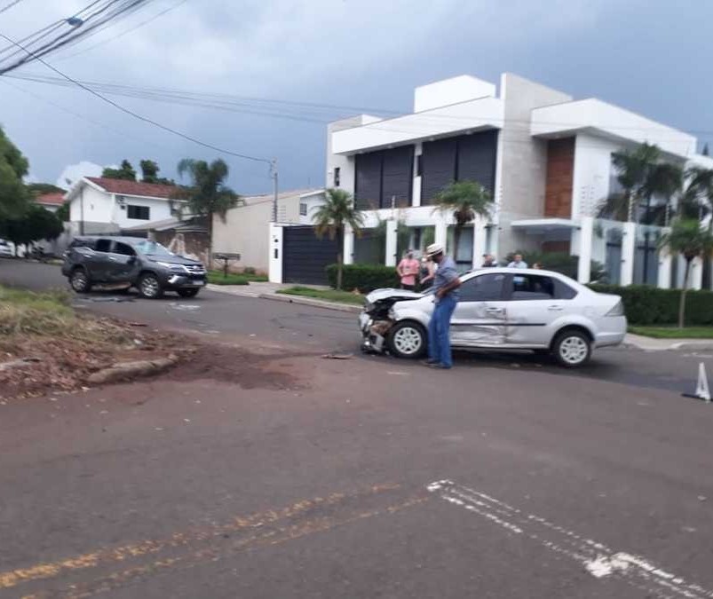 Câmera flagra acidente entre carros que terminou em capotamento, em Maringá