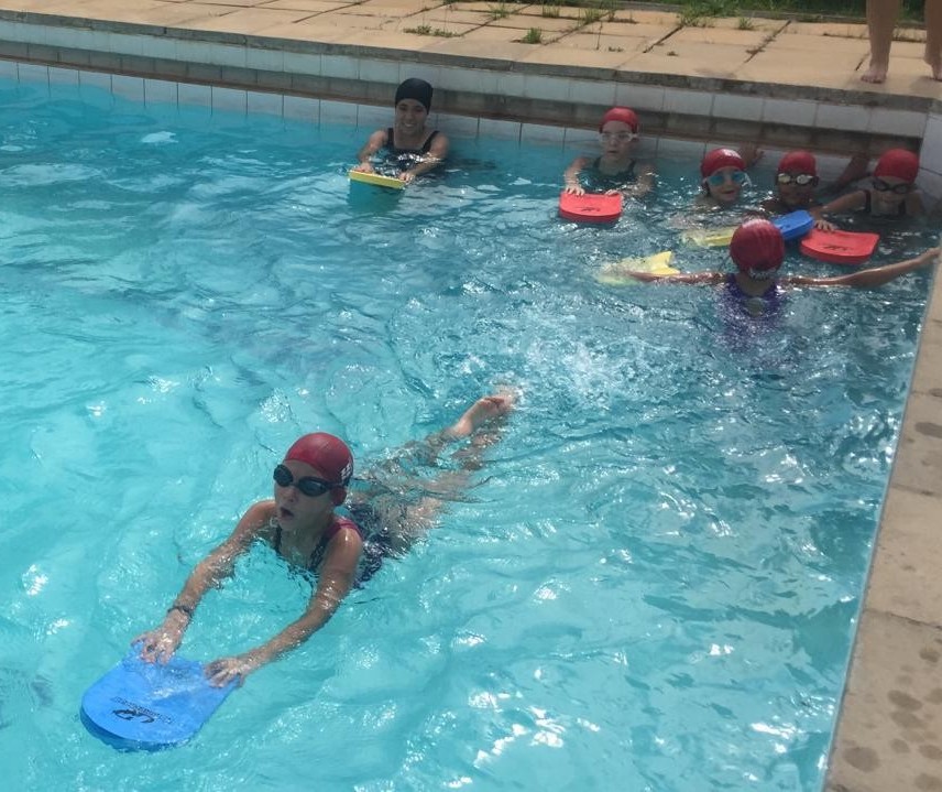 ‘Nadando na Frente’ começa atendendo 63 crianças