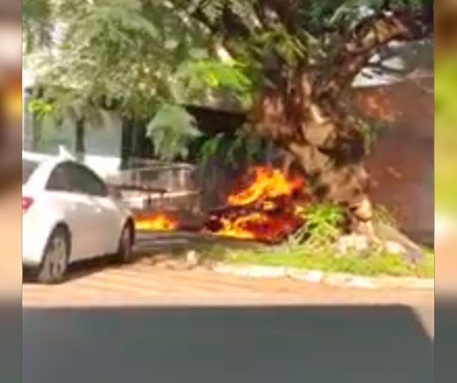 Caçamba pega fogo, chamas se alastram e atingem carro estacionado na Avenida Mauá