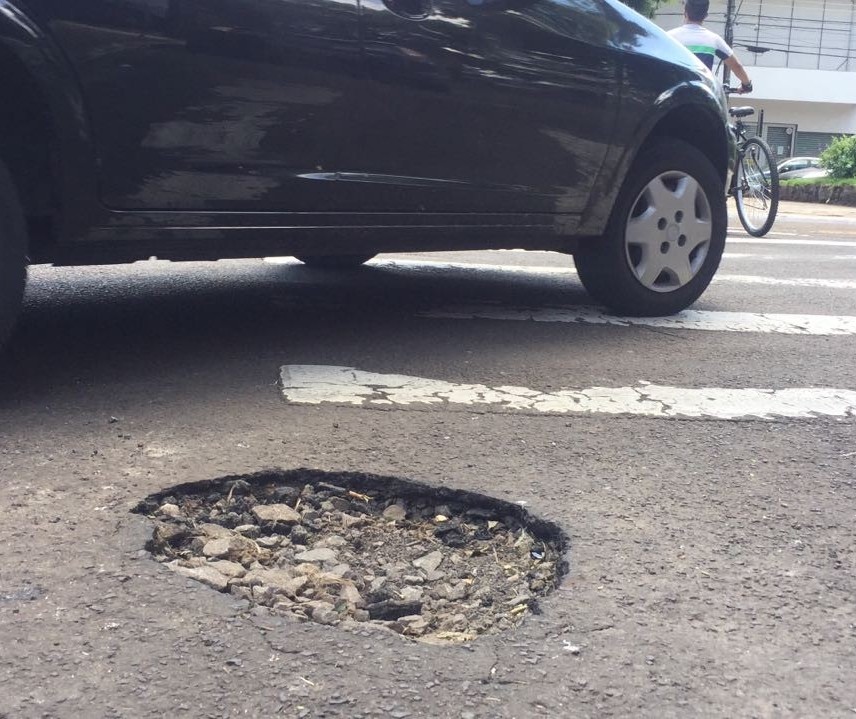 Excesso de buracos no asfalto irrita motoristas