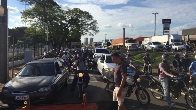 Protesto contra fechamento de cruzamentos interdita Av. Colombo