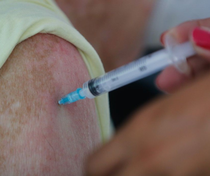 Idosos a partir de 80 anos começam a receber a 4° dose da vacina contra Covid-19 em Cascavel