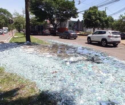Carga de vidro cai de caminhão e interdita avenida de Maringá