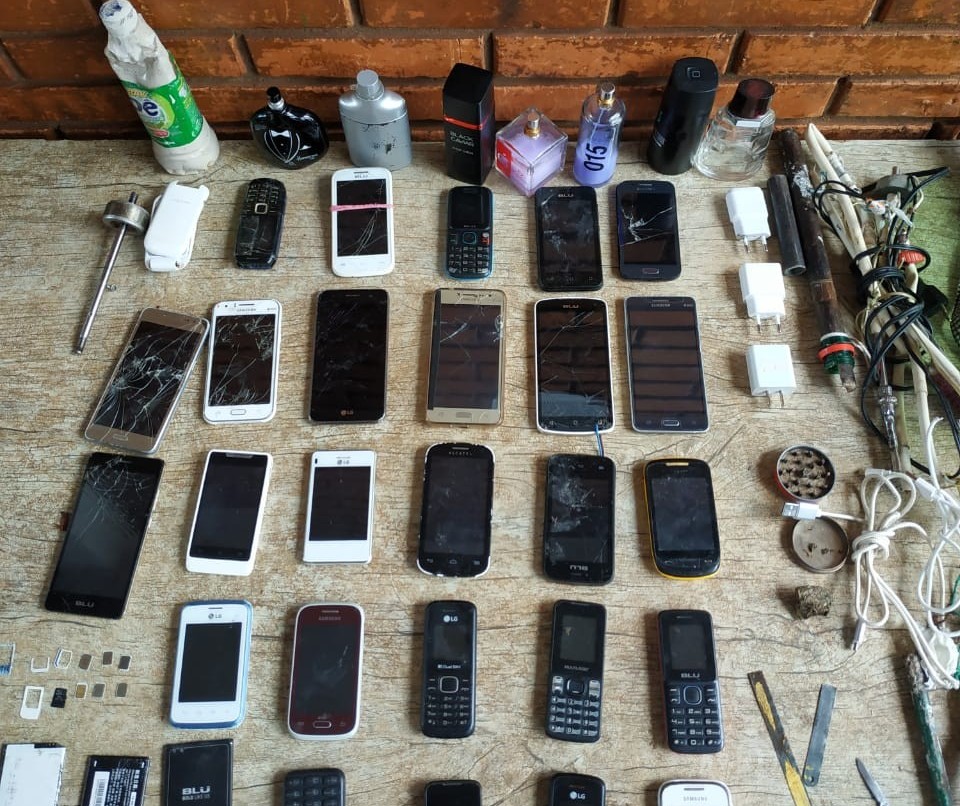 Polícia retira 24 celulares da cadeia de Goioerê