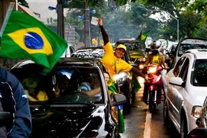 Chuva não atrapalha comemoração da vitória do Brasil contra o Chile em Maringá