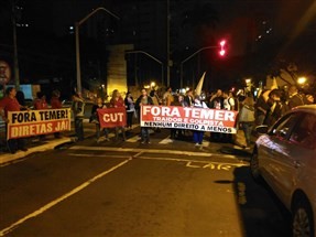 Manifestantes protestam contra Michel Temer, no centro de Maringá
