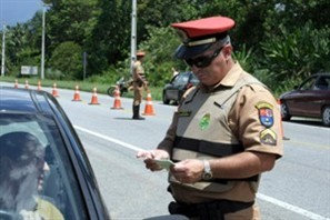 Polícia rodoviária faz operação para orientar motoristas e intensificar fiscalização durante o feriado