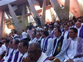 Sepultamento de Dom Jaime Luiz Coelho emociona familiares, religiosos e fiéis na Catedral de Maringá
