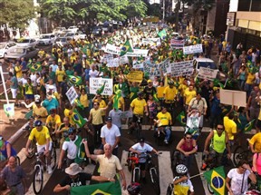 Protesto reúne cerca de 6 mil manifestantes neste domingo em Maringá