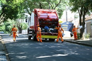 Oito caminhões são alugados para normalizar a coleta de lixo em Maringá