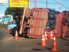 Caminhão tomba na BR-376 em Maringá e deixa o trânsito congestionado em mais de 900 metros