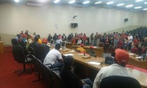 Integrantes de movimentos sociais ocupam a Câmara Municipal de Maringá