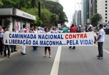 Milhares de pessoas participam da caminhada de prevenção ao câncer de mama e pela não violência contra a mulher em Maringá