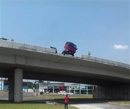 Tombamento de caminhão em rotatória da BR-376 provoca congestionamento de quase um quilômetro em Maringá