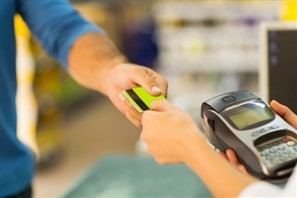 Pesquisa aponta que três em cada dez consumidores não analisam tarifas e juros cobrados por cartão de loja